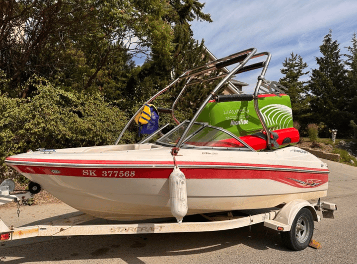 Kelowna: StarCraft C1700 Speed Boat Rental - Taking the wheel of the StarCraft C1700