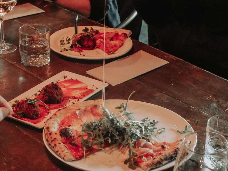 Kelowna: Walking Food Tour with 7 Tastings and 4 Drinks - Seven tastings, four drink visits, and what you actually get