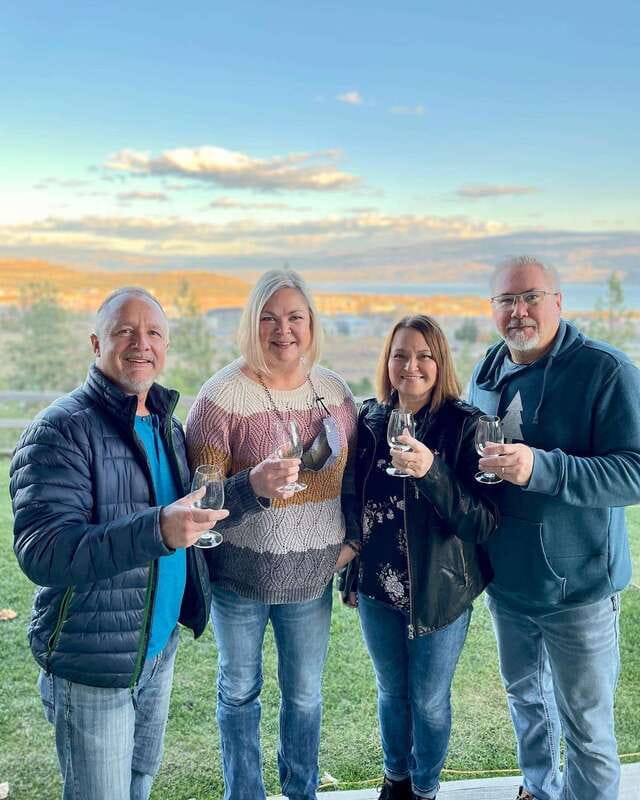 Kelowna: West Kelowna Full Day Guided Wine Tour - What the vehicle and guide service add