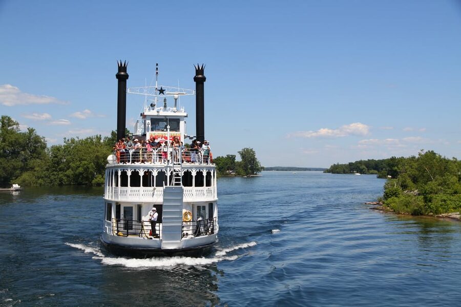Kingston: Lunch Cruise of Thousand Islands - Live music, local stories, and the sound problem