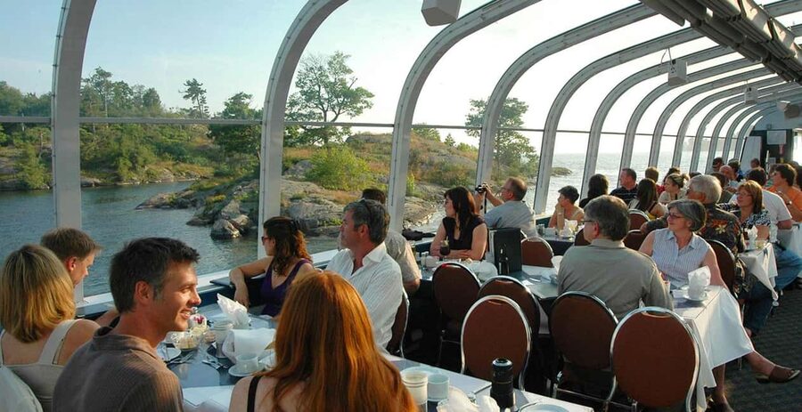 Kingston: Lunch Cruise of Thousand Islands - Choosing between the Island Queen and Island Star