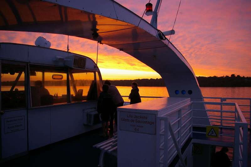 Kingston: Sunset Dinner Cruise - The evening’s natural rhythm