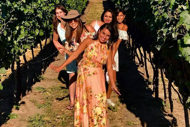 Lake Country Full Day Lunch Wine Tour-Incl. Tastings & Guide Grat - Key points at a glance