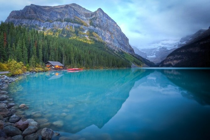 Lake Louise 、Moraine and Emerald Lake Tour from Calgary Banff - Lake Louise: 90 minutes beside the blue water