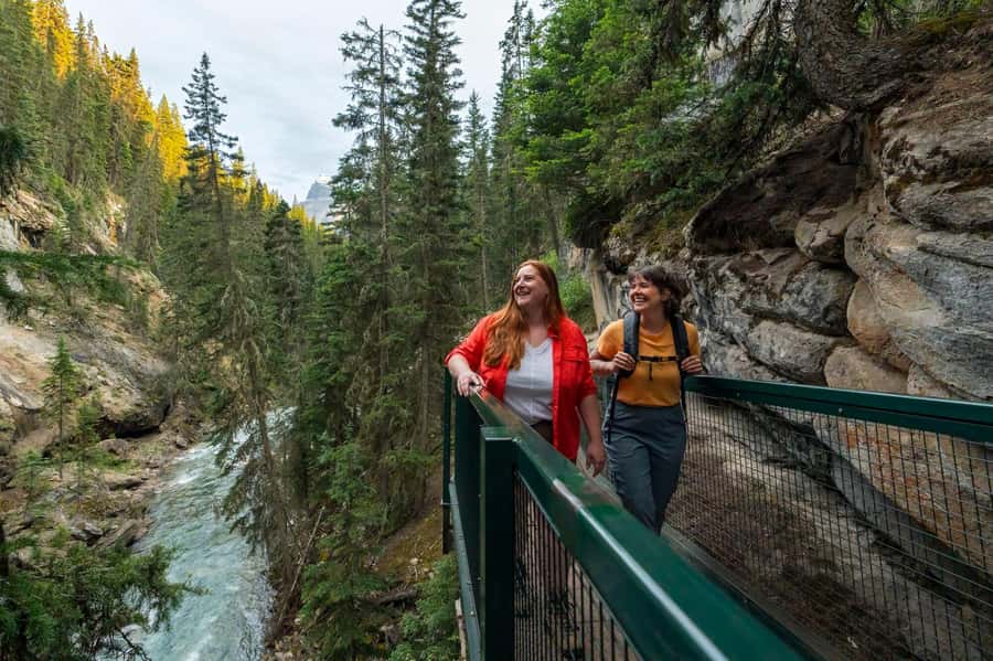 Lake Louise,Moraine Lake,Yoho NP,Johnston Canyon & BanffTour - Moraine Lake is seasonal and highly photogenic