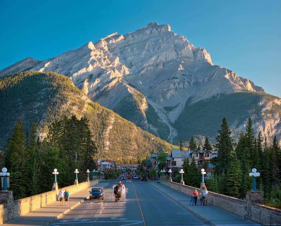 Lake Louise,Moraine Lake,Yoho NP,Johnston Canyon & BanffTour - Who will get the most from this tour