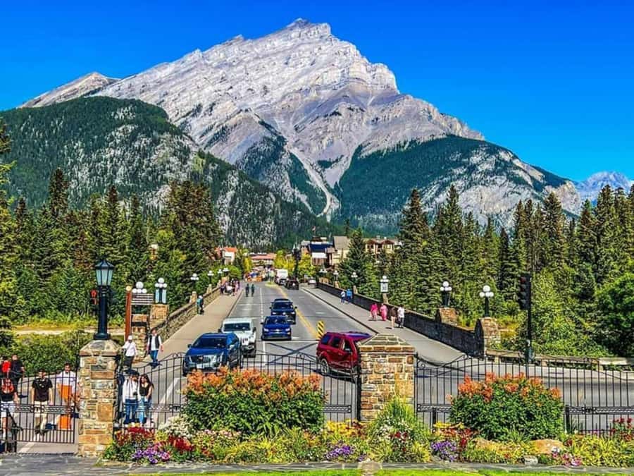 Lake Minnewanka, Lake, Louise, Johnson Lake & Banff Gondola - What the guide and vehicle add