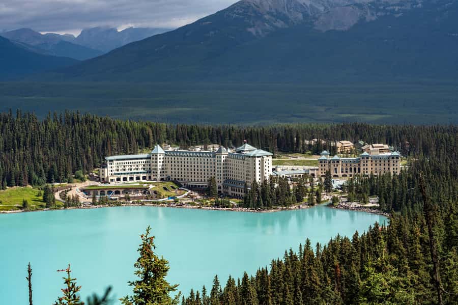 Lakes Moraine, Louise, Emerald, Johnston Canyon & Yoho Tour - Moraine Lake delivers the famous mountain panorama