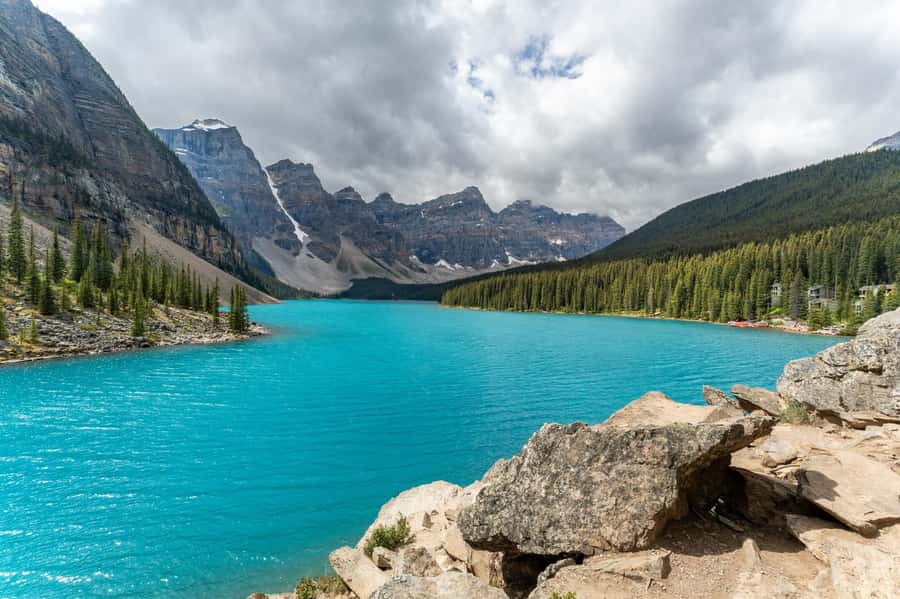 Lakes Moraine, Louise, Emerald, Johnston Canyon & Yoho Tour - The guides are a major part of the value