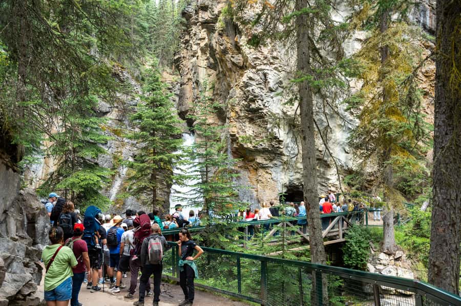 Lakes Moraine, Louise, Emerald, Johnston Canyon & Yoho Tour - Lake Louise starts the day with the classic view