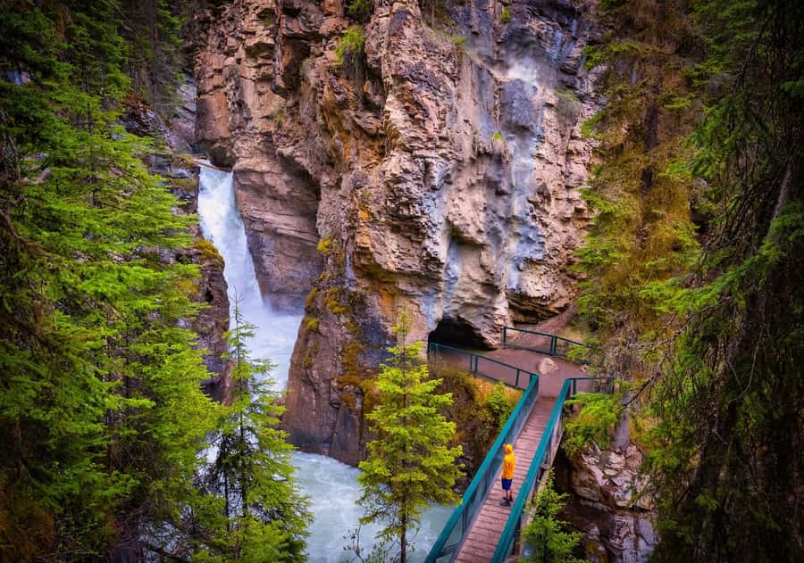 Louise, Moraine/Johnston Canyon, Minnewanka & Banff Town - Lake Minnewanka closes the sightseeing loop