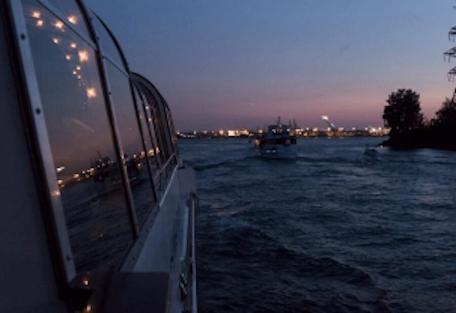 Montreal: Bateau-Mouche Cruise with A La Carte Dinner Option - Music, terrace time, and the best light