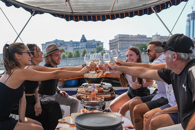 Montreal: Guided Electric Boat Cruise with Onboard Drinks - Key points to know before you book