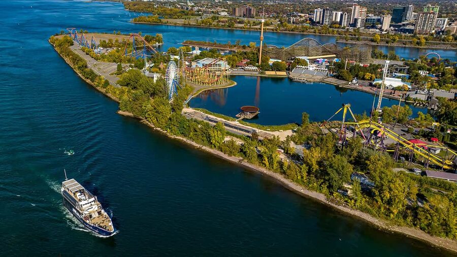Montréal: Guided Sightseeing River Cruise - Starting at Grand Quay in Old Montréal