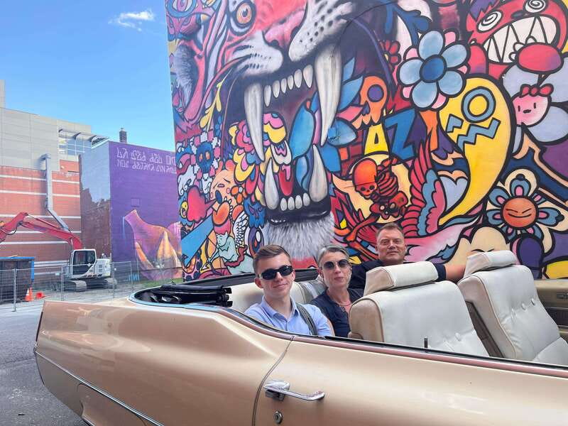 Montréal: Guided Tour in Vintage Convertible Cadillac - Mount Royal and the three-hour city overview
