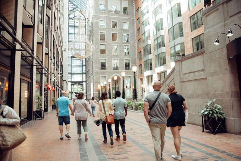 Montreal: Old Montreal Food and Drink Guided Walking Tour - Guide quality and group atmosphere
