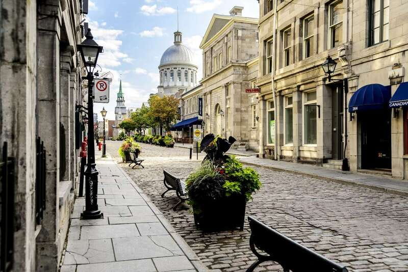 Montréal: Old Town Small Group Guided Walking Tour - Place d’Youville and the start at the obelisk