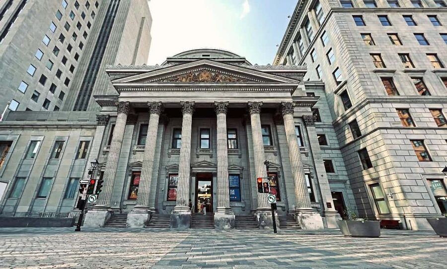Montreal: Private 2h Walking Tour RESO and Old Montreal - Old Montreal, Saint Paul Street, and the river