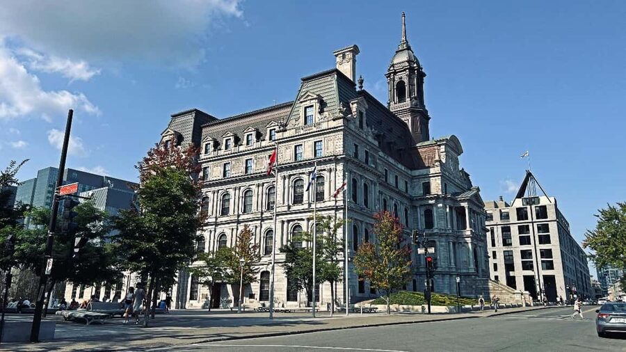 Montreal: Private 2h Walking Tour RESO and Old Montreal - What the two-hour timing really means