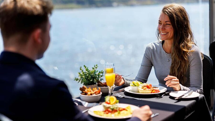 Montréal: Weekend River Brunch Cruise - The River Route From the Old Port to Jacques Cartier Bridge