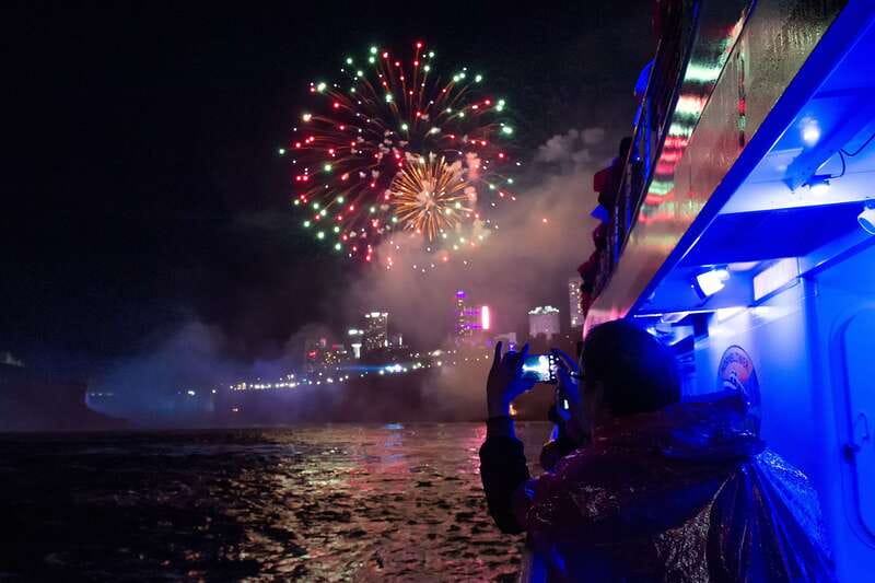 Niagara Falls, Canada: Evening Fireworks Cruise - Finding the best position for the fireworks