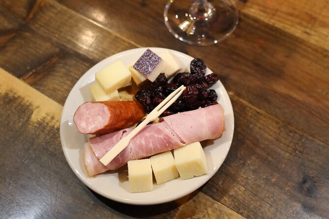 Niagara-on-the-Lake Small Group Wine Tasting Tour - Small groups and a comfortable ride