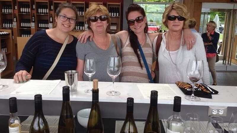 Niagara-on-the-Lake: Wine Tour with Tastings and Lunch - What the guide adds beyond the tastings