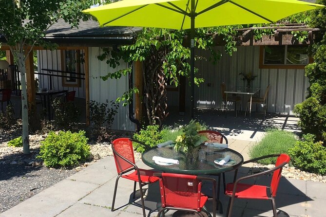 Okanagan Bee Tour and Lunch at Winery in Kelowna - The 30-minute bee tour and indoor hive