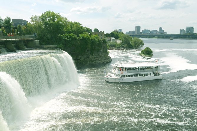 Ottawa Boat Cruise - Paul's Boat Line - The Canadian Museum of History across the water
