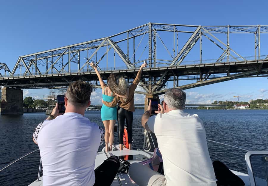 Ottawa: Downtown Yacht Cruise - Wed-Sun @ 6PM - 75 Minutes - Who will enjoy this Ottawa yacht cruise?