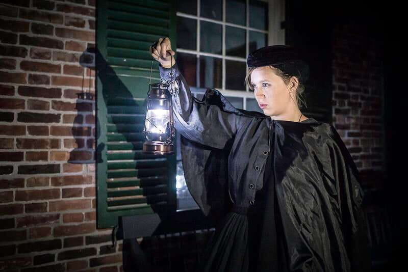 Ottawa: Haunted Night Walking Tour - A 75-minute walk that keeps the evening manageable