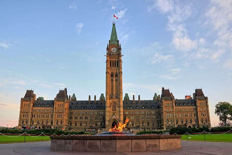 Ottawa: Hop-On Hop-Off Guided City Tour Pass - Byward Market for food and a break