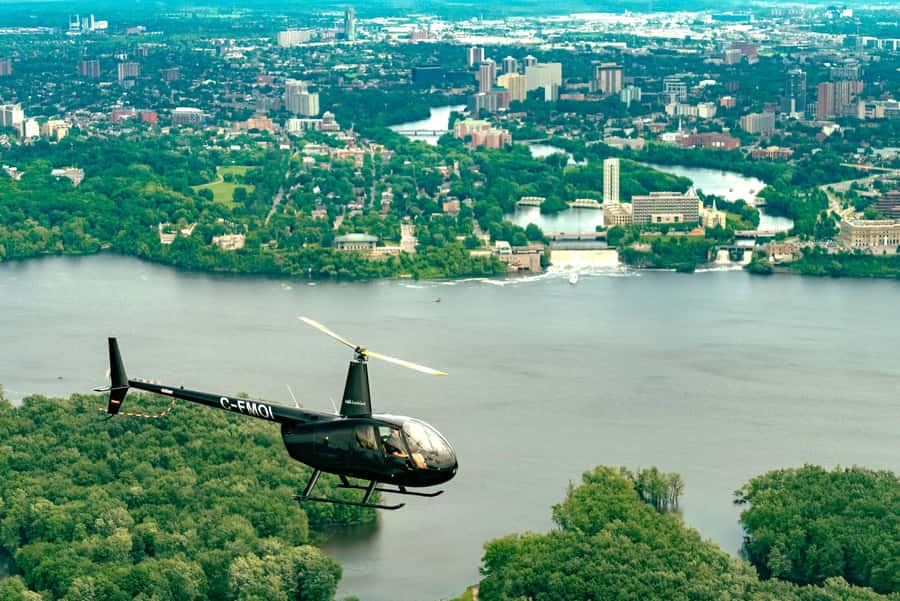 Ottawa: Panoramic helicopter flight (Gatineau Park + downtown) - The safety briefing and Robinson R44 setup