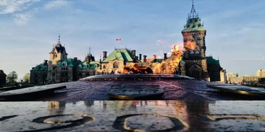 Ottawa: Small Group Night Tour With River Cruise - Parliament Hill looks different after sunset