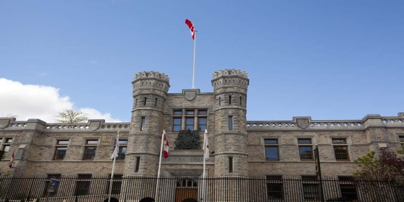 Ottawa: Small-Group Walking Tour with Boat Cruise - Starting beneath Ottawa’s giant spider