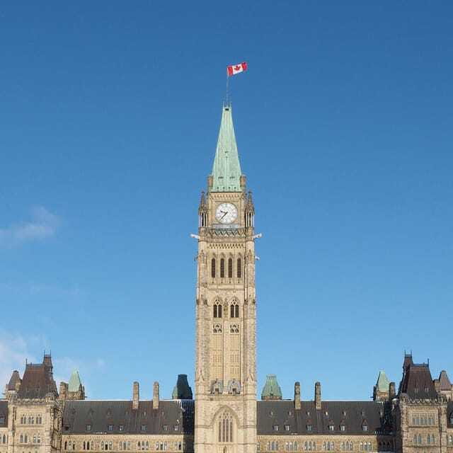 Ottawa: Walking Tour in the Heart of the Capital - Architecture, old photographs, and overlooked details