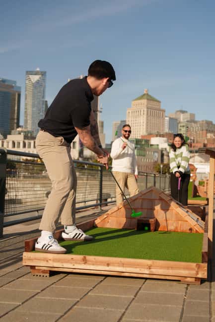 Outdoor mini golf in Montreal - Choosing Between the Discovery and Experience Courses