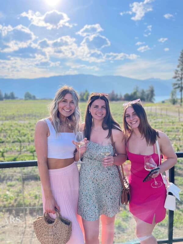 Penticton: Naramata Bench Full Day Guided Wine Tour - Lake Breeze combines wine with the best lunch break