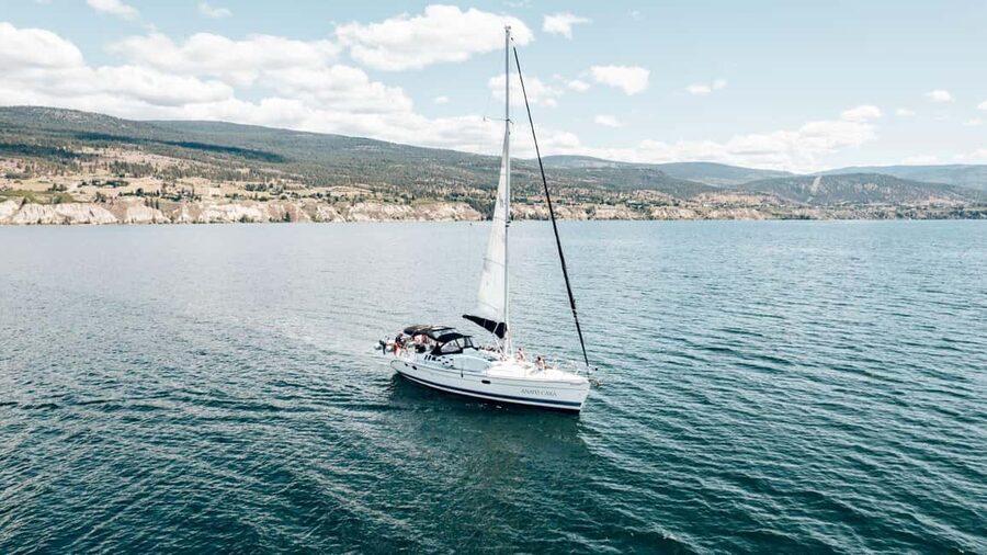 Penticton Okanagan Lake: Sailing Tour - Learning to guide a modern sailing yacht