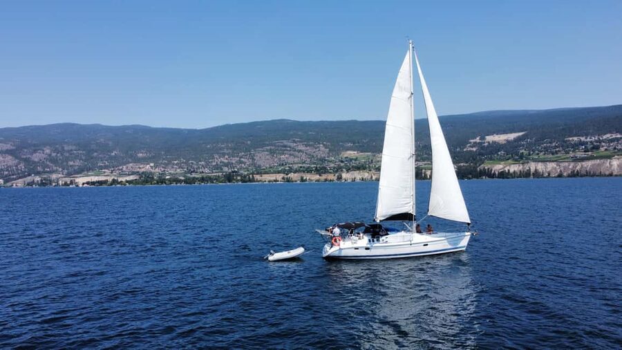 Penticton Okanagan Lake: Sailing Tour - Anchoring for a swim and paddleboard session