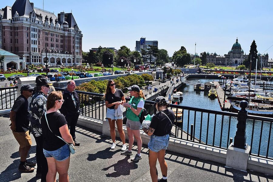 Pickle Pub Crawl: Ferry Rides and Appetizers - The guides make or break the evening