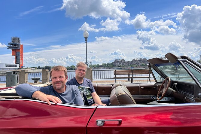 PRIVATE 2-Hour tour of Montréal in Convertible Cadillac + Murals - Le Plateau Mont-Royal and St-Laurent Boulevard