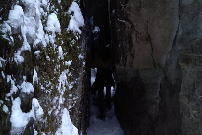 Private Singhampton Caves Snowshoe, Collingwood/Blue Mountain - The guides: Lisa and Sue