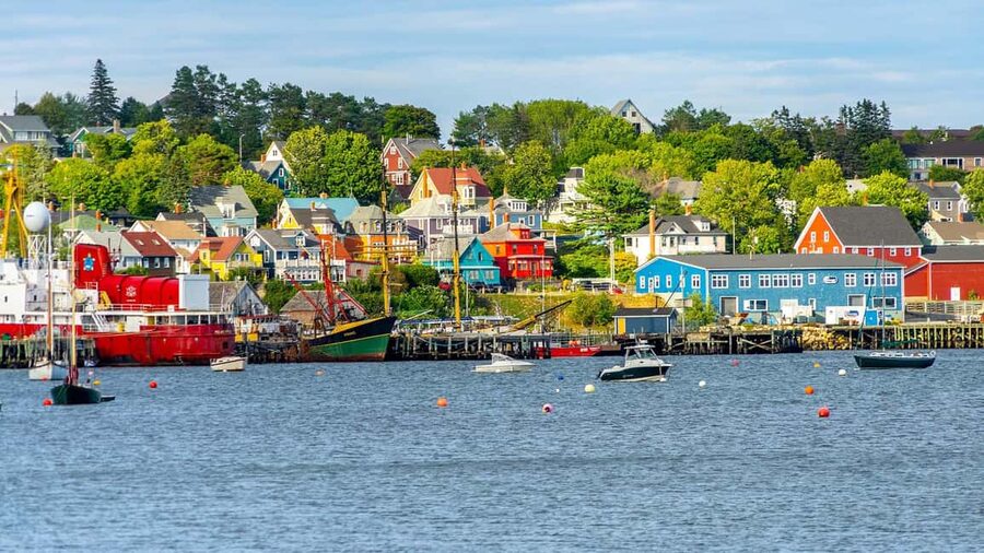 Private Tour: Peggy’s Cove, Mahone Bay & Lunenburg 8 hrs - Peggy’s Cove and the lighthouse on the rocks