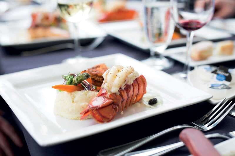 Québec City: 3 or 5-Course Dinner Cruise with DJ & Dancing - Château Frontenac and Old Québec from the river