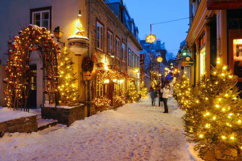 Quebec City: Christmas Magic Walking Tour in Old Quebec - Château Frontenac and Dufferin Terrace