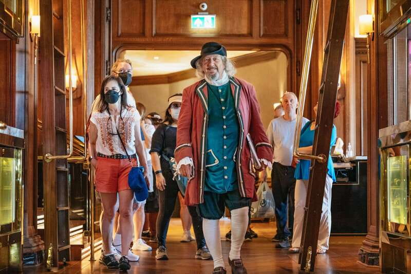 Quebec City: Guided Tour of Fairmont Le Château Frontenac - Mobility, group size, and practical comfort
