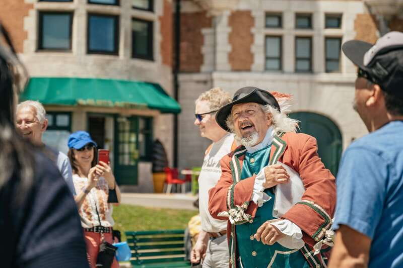 Quebec City: Guided Tour of Fairmont Le Château Frontenac - Meeting your guide beside Au 1884