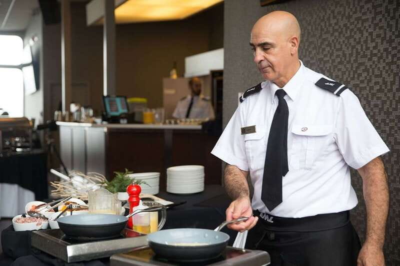 Québec City: Weekend River Brunch Cruise - Window seats and the signature upgrade