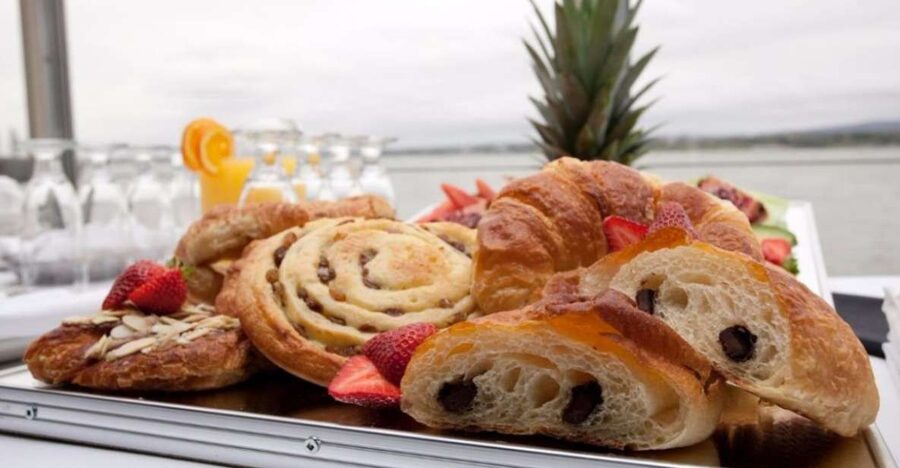 Québec City: Weekend River Brunch Cruise - Life on the boat after brunch